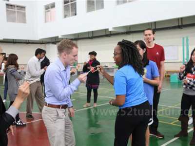 趣味乒乓球游戲_筷子夾球