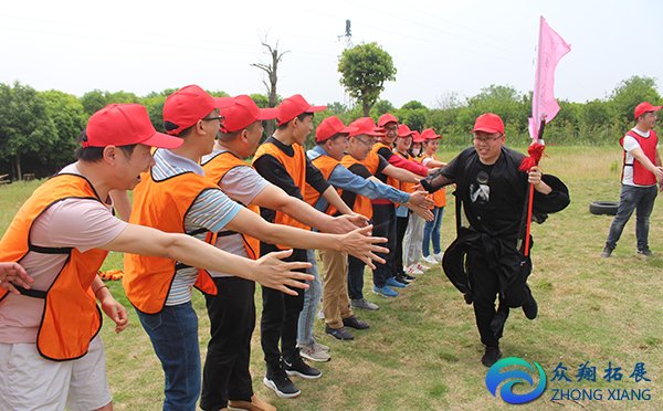 團隊活動小游戲大全「20個室內(nèi)外團隊游戲介紹」