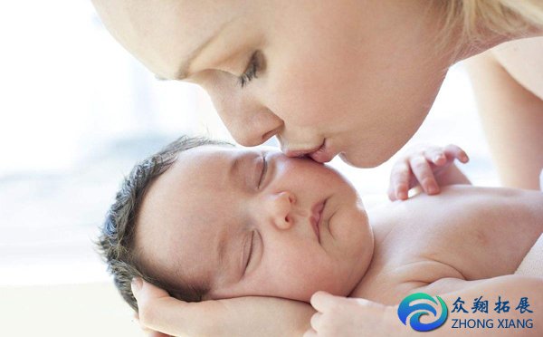 嬰兒肢體互動(dòng)游戲觸動(dòng)寶寶的臉頰