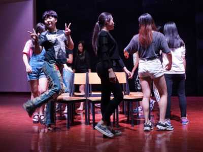 搶凳子游戲規(guī)則_經(jīng)典晚會游戲