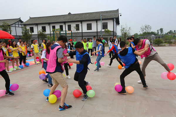 活躍氣氛的晚會(huì)游戲踩氣球游戲